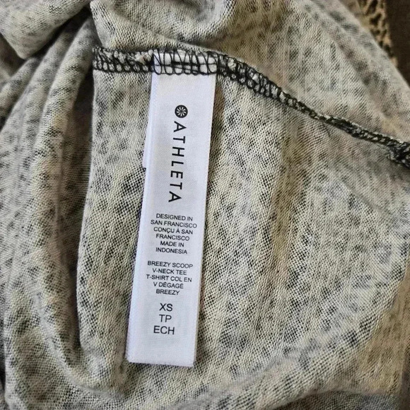Athleta Breezy V-Neck T-Shirt Women’s Leopard Print Size XS #020 - Picture 6 of 8